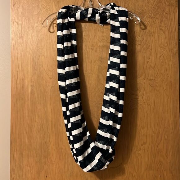NWOT blue and white striped Infinity Scarf - Picture 2 of 4